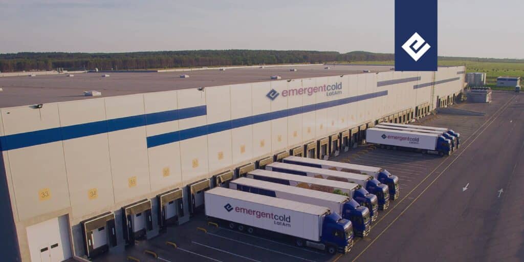 emergent cold latam warehouse with a fleet of trucks parked in front of the loading and unloading doors